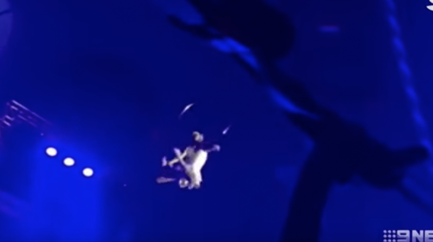 VIDEO: Acróbata sufre terrible caída durante show VIDEO: Acróbata sufre terrible caída durante show