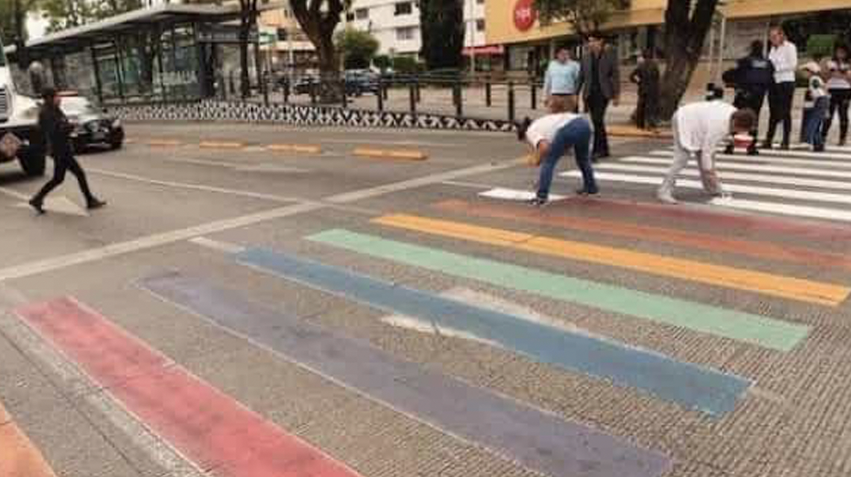 Organización ‘pro-vida’ borra cruce peatonal del Orgullo LGBTI en Puebla Organización ‘pro-vida’ borra cruce peatonal del Orgullo LGBTI en Puebla