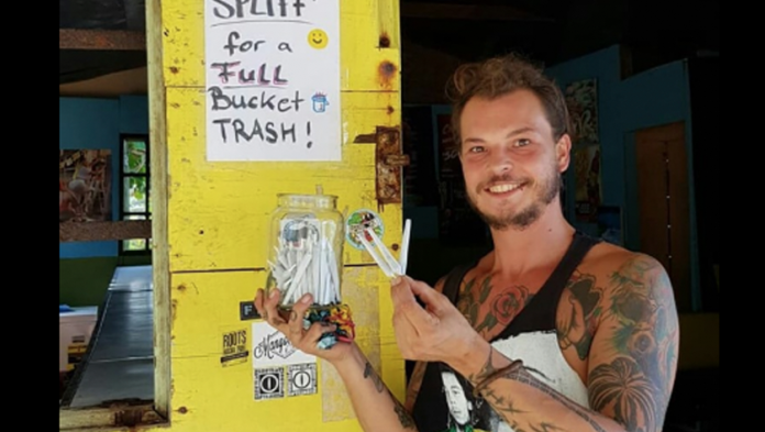 Regala cigarros de marihuana a turistas que recojan basura en la playa