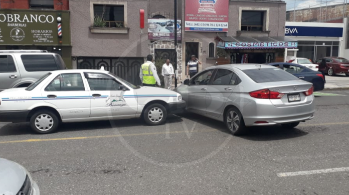 Imprudencia de taxista ocasiona percance automovilístico