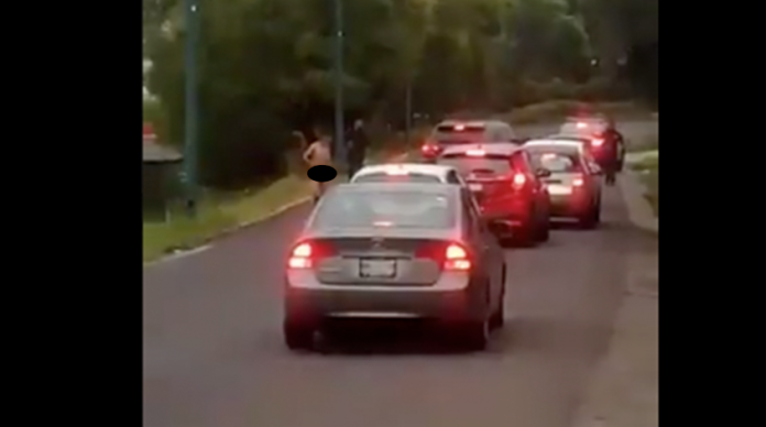 VIDEO: ¿Llegó el marido? Captan a hombre escapando desnudo de motel en Morelia