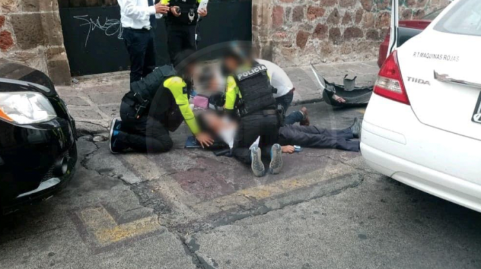 Taxista sufre fatal paro cardíaco y choca en el centro de Morelia 
