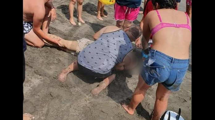 Salvan a padre e hija de ahogarse en el mar