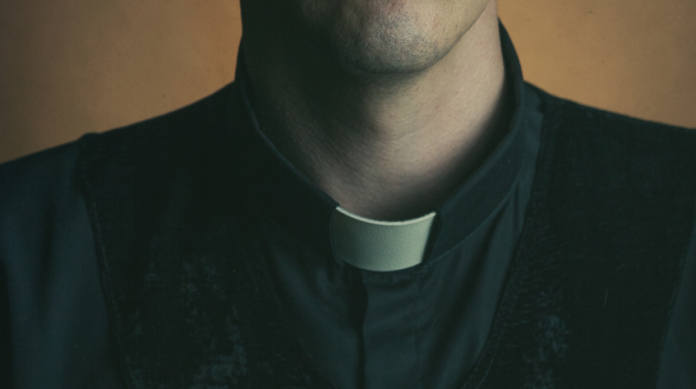 Acusan a pastor de abuso sexual durante ceremonia de 
