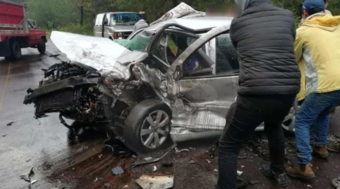 Un muerto y tres heridos en aparatosos choque 