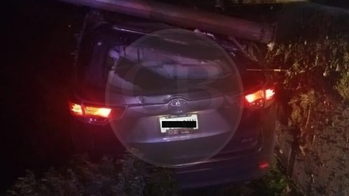 Vuelca camioneta en Altozano, no hay víctimas