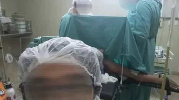 Se tomaba fotos con sus pacientes desnudos para enviárselas a sus vecinos