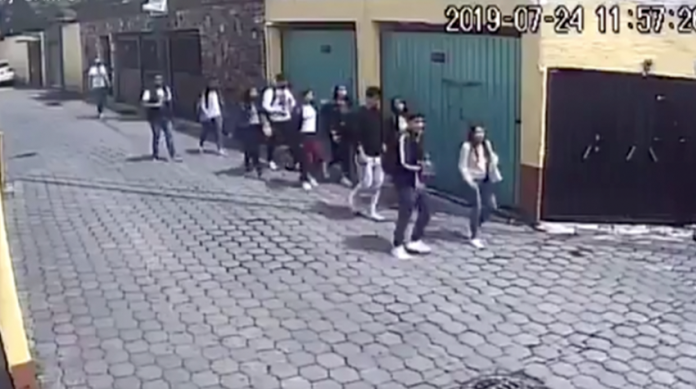 VIDEO: Asaltan a 10 estudiantes en plena luz del día en Coyoacán