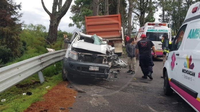 Invade carril, choca contra una camioneta y mata a su conductor