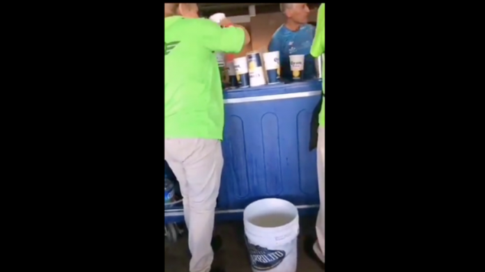 VIDEO: Sirven cerveza 