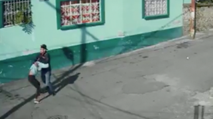 VIDEO: En México, motociclista intenta secuestrar a niña