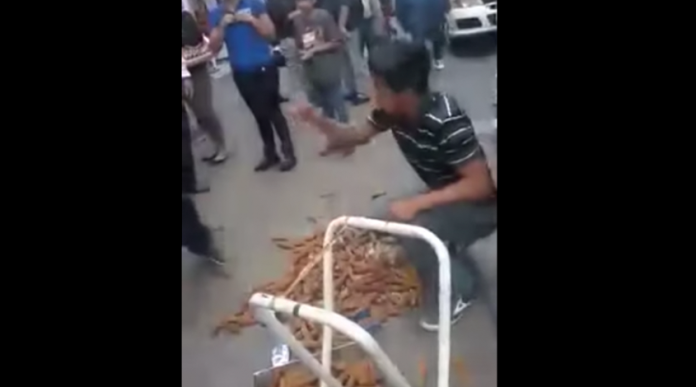 VIDEO: En Morelia, vendedor de churros tira su mercancía y la pisa, para no entregarla a inspectores
