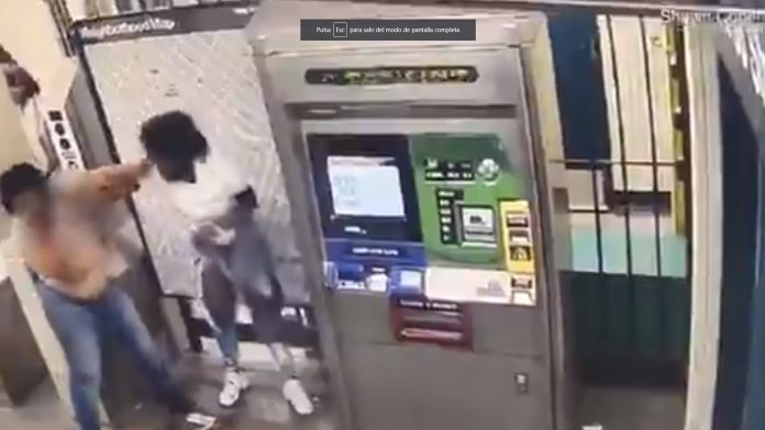 Video: Mujeres discuten en el Metro, una apuñala a otra en el cuello