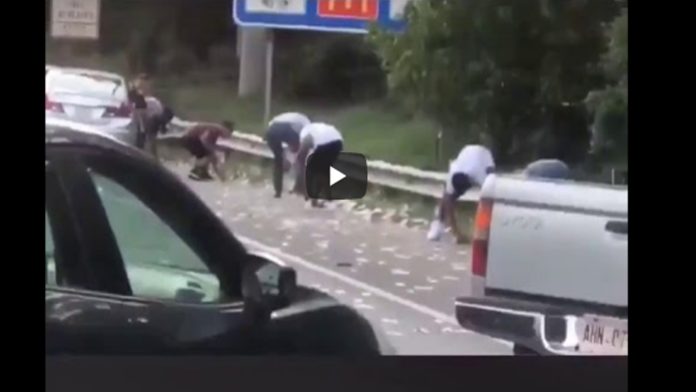Video: Se abre puerta de camión blindado y conductores se roban el dinero
