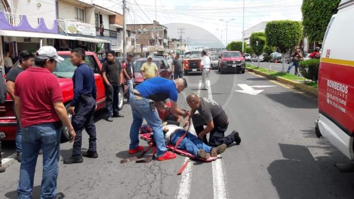 Hombre de la tercera edad, es atropellado por motociclista