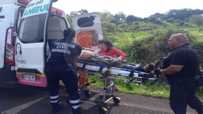 Chofer vuelca en su camión y termina en el hospital