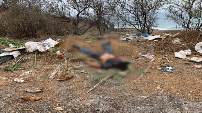 Hombre muerto con impactos de bala es localizado en la carretera Lázaro Cárdenas-Tecomán