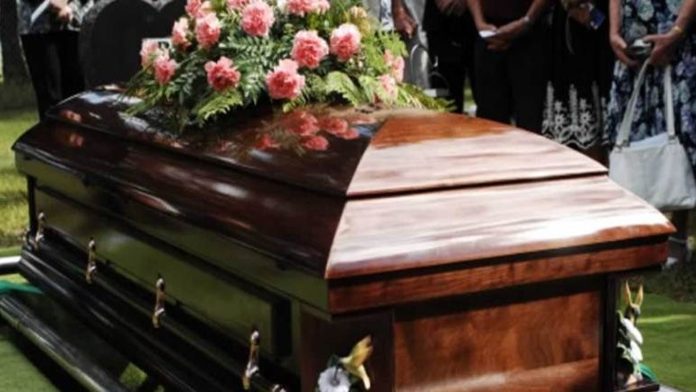 Hombre revive antes de ser enterrado