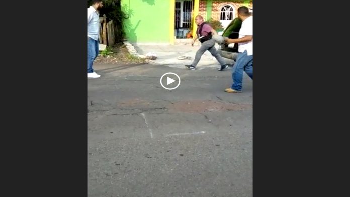 Video: Delegado de Programa del Bienestar en Michoacán agrede a una familia