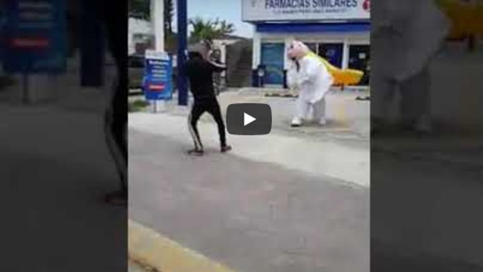 Video: Daddy Yanke se enfrenta en un duelo de baile con el Dr. Simi