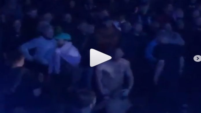 Video: Captan a pareja teniendo sexo oral durante un concierto en vivo