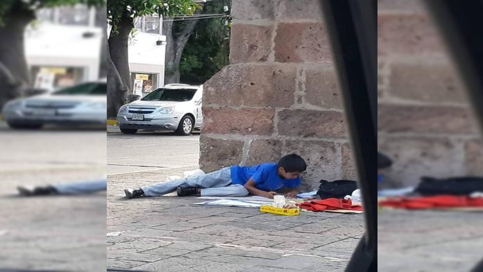 Titular de la SEE apoyará al niño que estudia y vende dulces en el Acueducto