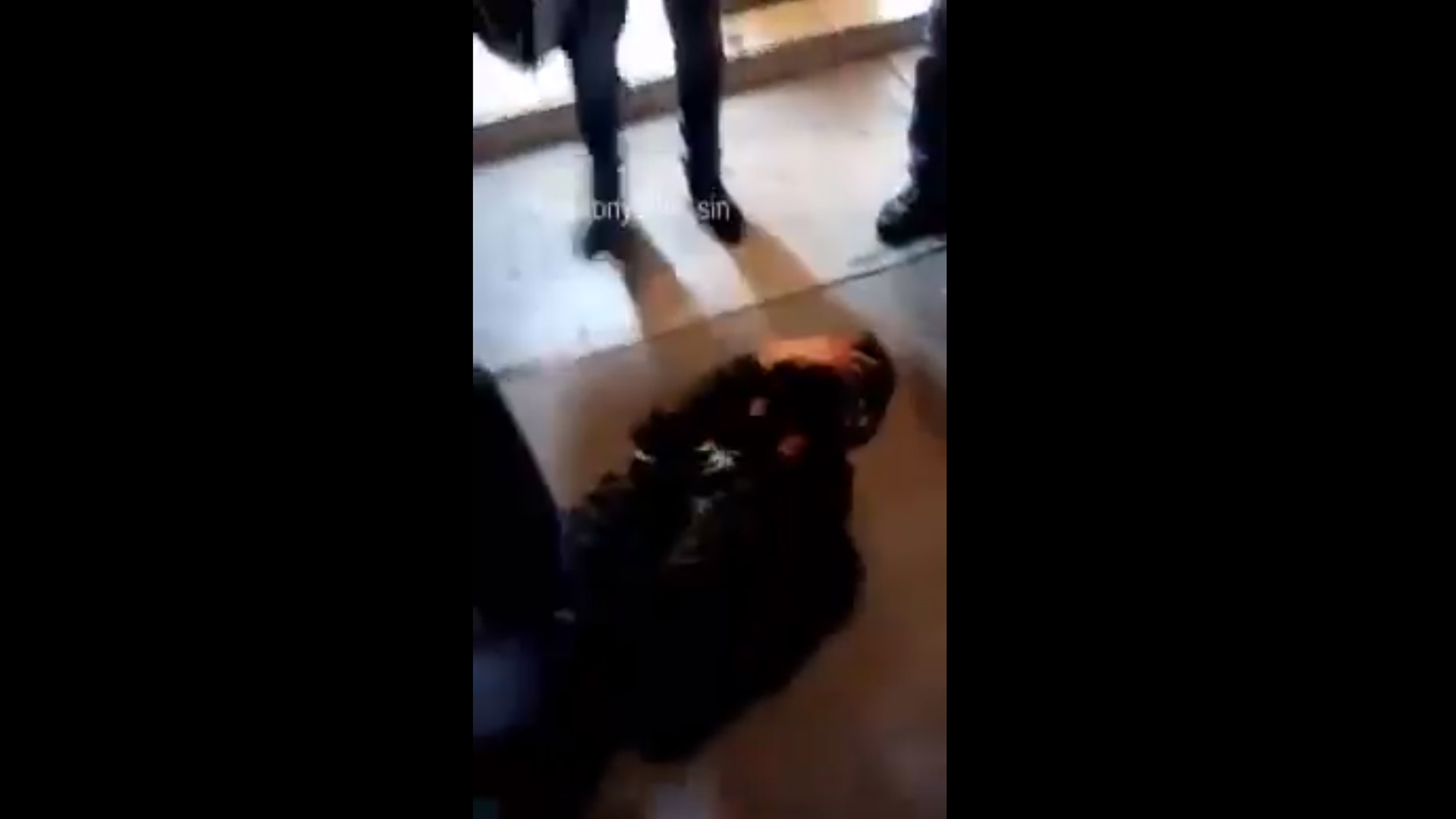 Video: Golpean a un hombre por asaltar a una niña Video: Golpean a un hombre por asaltar a una niña
