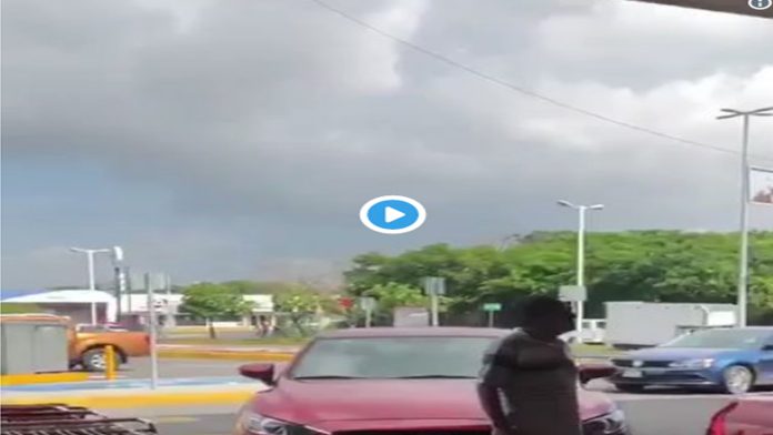 VIDEO (+18): Se pelean por un lugar de estacionamiento; le encaja un desarmador en el ojo