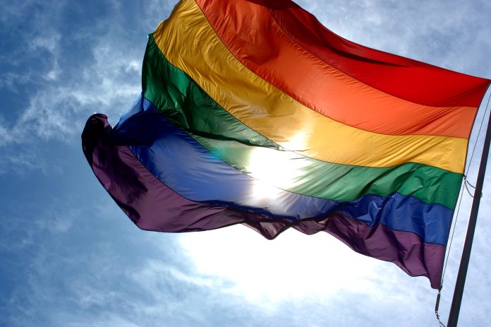 Mutila y humilla a su hijo por ser gay