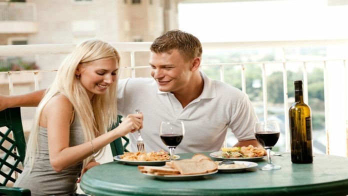 Estudio revela que algunas mujeres aceptan citas sólo para comer gratis