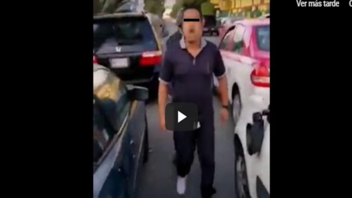 Video: Taxista intenta agredir a conductor; policías no actúan