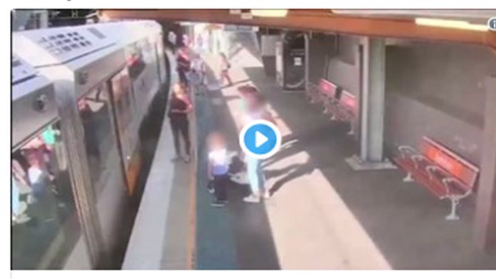 Video: Niño cae a las vías del tren; pasajeros intentan salvarlo