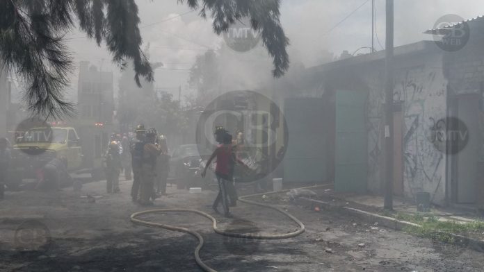 Arde en llamas vivienda y locales de la Emiliano Zapata
