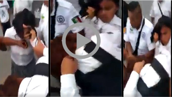 Video: Policía golpea a una alumna de secundaria