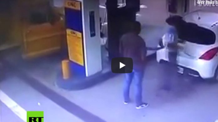 Video: Auto de narcos explota creando una nube de cocaína