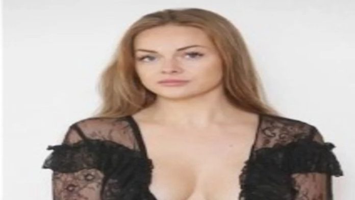 Echan de un avión a una mujer por vestir con escote