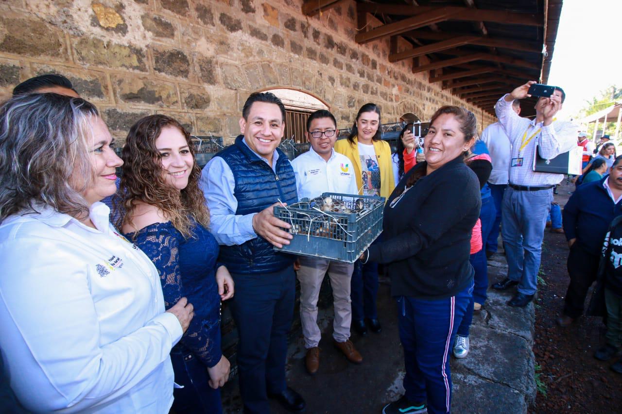 Víctor Manríquez entrega alambre de púas y aves de traspatio en favor de más de 400 familias Víctor Manríquez entrega alambre de púas y aves de traspatio en favor de más de 400 familias