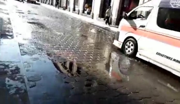 Morelianos piden que se revise la fuga de agua a espaldas de Catedral