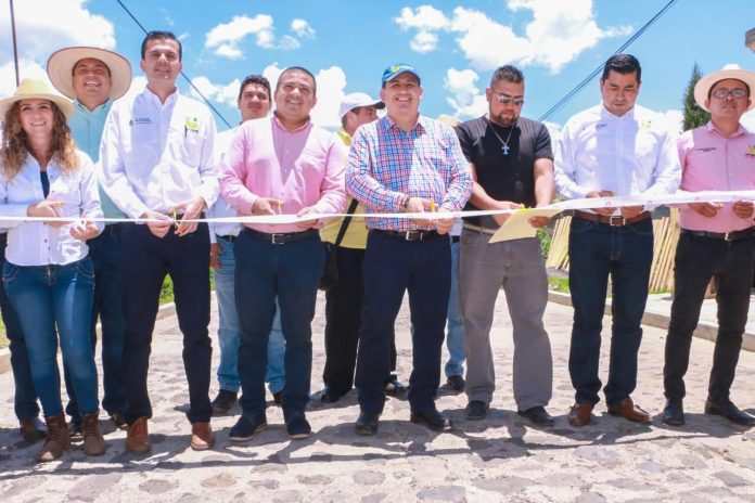 Víctor Manríquez entregó 5 obras y arrancó dos más por 14.3 MDP en comunidades de la zona norte
