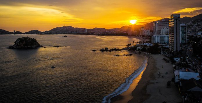 Playas Caletilla y Carabalí, en Acapulco, ya son aptas para uso recreativo: Cofepris