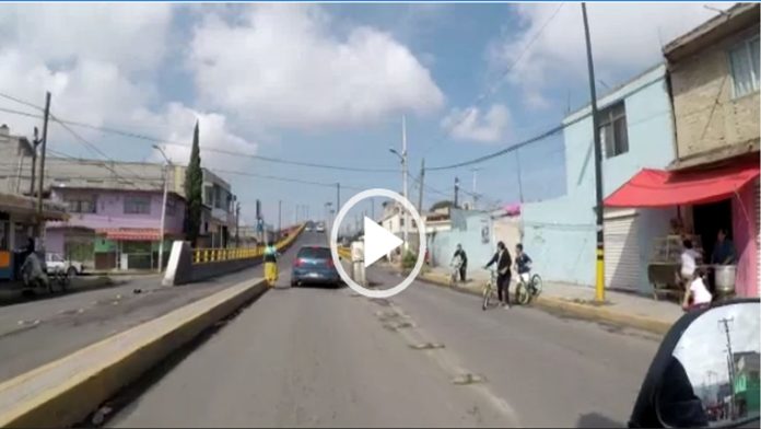 VIDEO (+18): Atropella a un niño vendedor de dulces y se da a la fuga