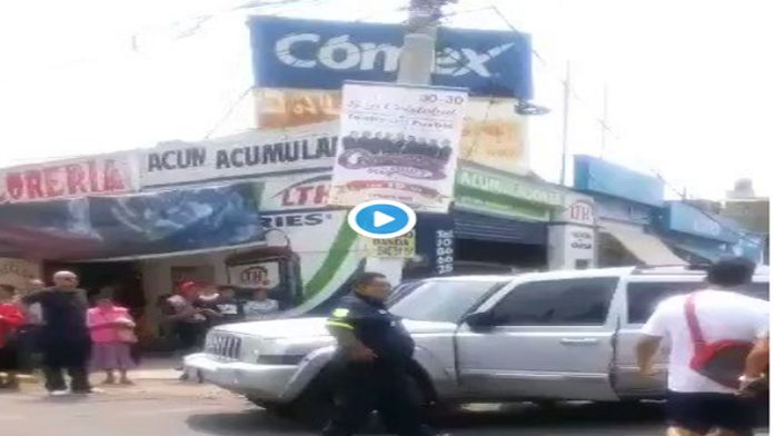 Video: Padre le llora al cuerpo sin vida de su hijo, quien fue abatido luego de cometer un asalto