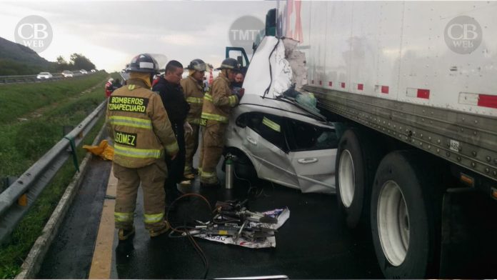 Auto termina debajo de un tráiler; hay siete heridos