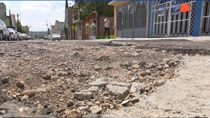 Vecinos de Torreón Nuevo están enfadados de los baches, exigen mejoría a sus calles