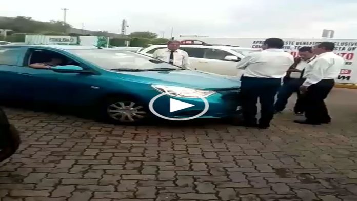 Taxistas retienen a un Uber en la Central de Morelia