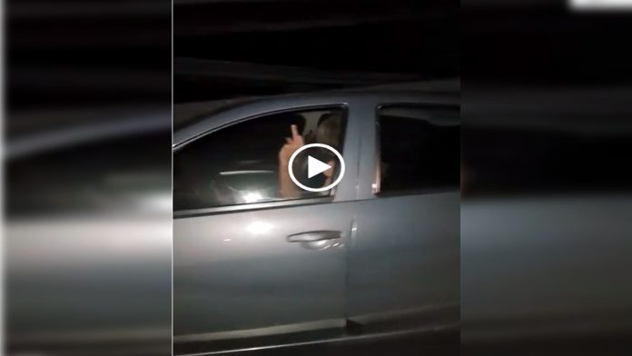 Video: Captan a pareja teniendo relaciones sexuales mientras conducen