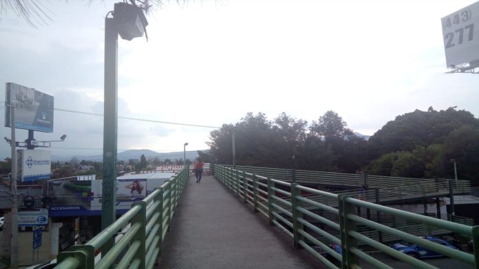 Denuncian falta de alumbrado en el puente peatonal de Xangari en Morelia