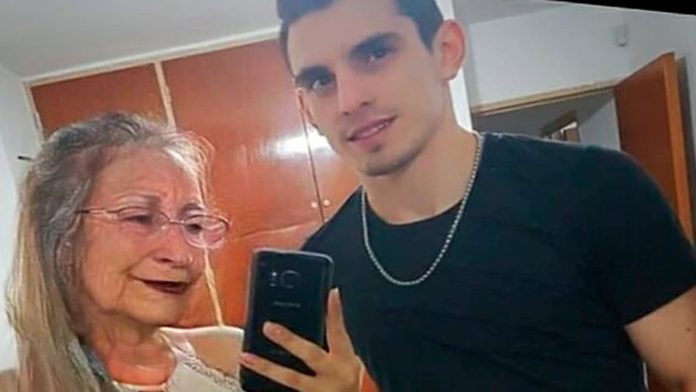 Chica termina con su novio, luego de ver una foto con su “abuela”