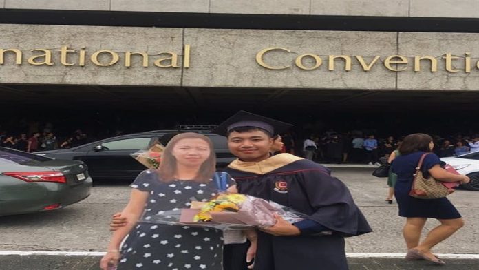 Joven lleva foto de tamaño real de su madre muerta a su graduación
