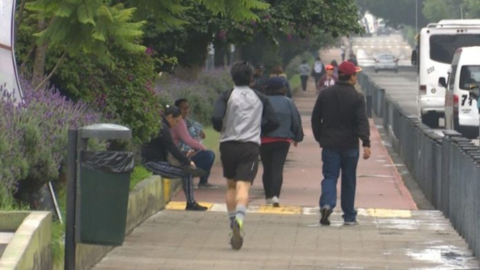 Ciudadanos molestos debido a los encharcamientos del tramo peatonal en la Calzada Juárez